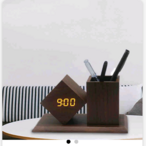 Drveni digitalni budilnik sa držačem za olovke