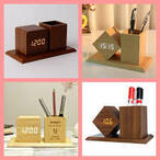 Drveni digitalni budilnik sa držačem za olovke