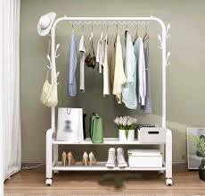 Samostojeći metalni stalak za odeću